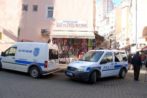 Kişiler, altınların saklandığı özel bölmede oksijen kaynağı ile yaklaşık 20 santimetrelik delik açtı. Hırsızlar, özel bölmede saklanan yaklaşık 15 kilogramlık bir milyon lira değerindeki altını çubuk yardımı ile çıkardı. Hırsızlar daha sonra geldikleri yoldan kaçtı.