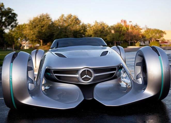 Filmde baş rolleri, otomobillerde güvenlik ve şık tasarımın gerçekleşmesinde etkili olmuş, iki yüksek teknolojili karakter oynuyor: Mercedes-Benzin yarış otomobili Silver Arrow ve kaza testi mankenleri.