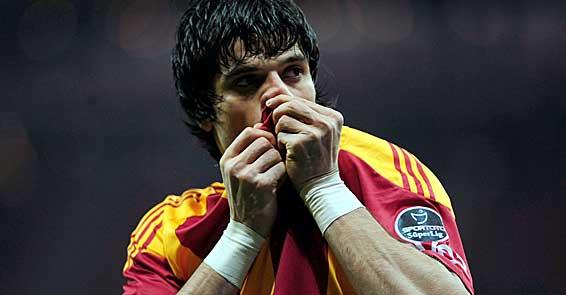 Fanatik-Trabzon rotayı G.Saraylı isme çevirdi

Teknik direktör Şenol Güneş'in isteğiyle yerli stoper arayışlarını hızlandıran Trabzonspor Yönetimi, Galatasaray'la temaslarını sürdürüyor.


Fanatik Gazetesi'nin iddiasına göre; kısa süre önce Servet Çetin için masaya oturan taraflar, teknik direktör Fatih Terim'in bu oyuncuyu bırakmaya yanaşmaması sebebiyle görüşmeleri sonlandırmıştı. Ancak Glowacki'nin son yaşadığı sakatlığın ardından bir türlü toparlanamaması ve mevcut kadroda Mustafa Yumlu dışında alternatif bulunmaması üzerine tekrar harekete geçen Bordo-Mavililer, rotayı Sarı-Kırmızılılar'ın bir başka milli savunmacısına çevirdi. Semih Kaya ve Ujfalusi'den formayı bir türlü kapamayan ve düzenli olarak forma giyeceği bir takıma gitmek istediği öğrenilen Gökhan Zan'ı kadrosuna katmayı planlayan Trabzonspor, temaslara başladı.