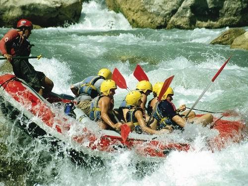 Rize'nin Ardeşen ilçesinde düzenlenen 5. Uluslararası Fırtına Rafting Şenliği, başladı.