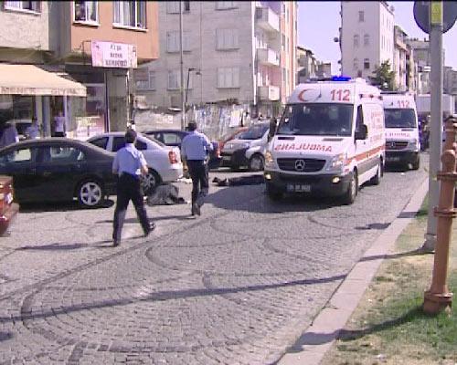İstanbul Zeytinburnu'nda sokakta yürüyen üç kişiye siyah bir arabadan üç el ateş edildi. Çeçen oldukları öğrenilen üç kişi olay yerinde hayatını kaybetti.