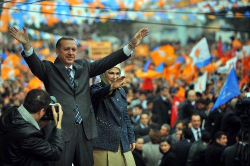 AK Parti Genel Başkanı ve Başbakan Recep Tayyip Erdoğan'ın Şanlıurfa mitinginde izdiham yaşandı. Erdoğan, aşırı kalabalıktan dolayı Şanlıurfa'daki miting alanına giremedi