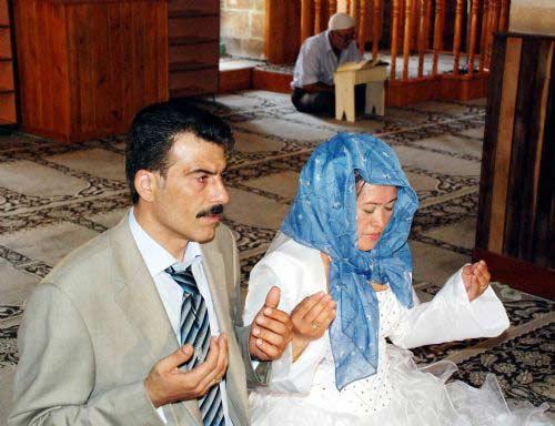 Tatil için geldiği Bodrum'da tanıştığı Şanlıurfalı Mehmet Cüneyt Karabulut ile evlenerek Müslüman olan Filipin asıllı Belçikalı Daria Patenio