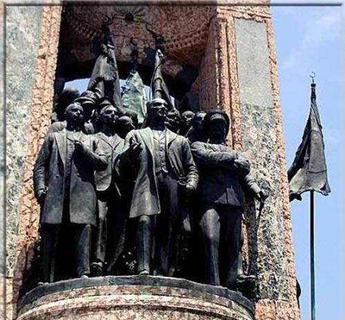 Taksim Cumhuriyet Anıtı, bronz heykelleri üzerinde yoğun korozyon, taş kaide yüzeyinde kir tabakası, ince kılcal çatlaklar ve yüzeyde kopmalar nedeniyle restore edilecek.