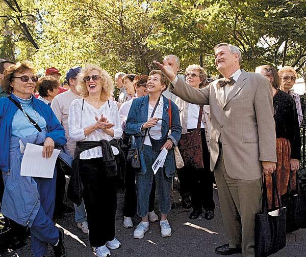 Tur Rehberi: Yabancı diliniz iyiyse yerel bir müzede, tarihi kuruluştu ya da turist bürolarında tur rehberi olarak çalışabilirsiniz. Böylece hem dilinizi geliştirirsiniz, hem de her gün yeni insanlarla tanışırsınız. Zaman Online