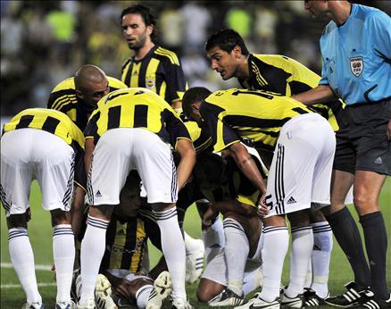 UEFA Avrupa Kupası'nda süper bir başlangıç yapan Fenerbahçe'de yıldız oyuncu Roberto Carlos'un sakatlanması sıkıntı yarattı. 13. dakikada perdeyi açan golü atan Carlos sahayı açılar içinde terk etti.