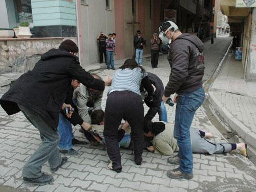 HAKKARİ'DE ÇIKAN OLAYLARDA GÖZALTINA ALINAN OĞLUNU POLİSİN ELİNDEN KURTARMAYA ÇALIŞAN ANNENİN FERYADI BOŞA ÇIKTI. BDP TARAFINDAN DÜZENLENEN BASIN AÇIKLAMASININ ARDINDAN KENT MERKEZİNDE OLAYLAR ÇIKTI. FOTOĞRAF: FEYZULLAH TAŞ-NECMİ ERTUŞ