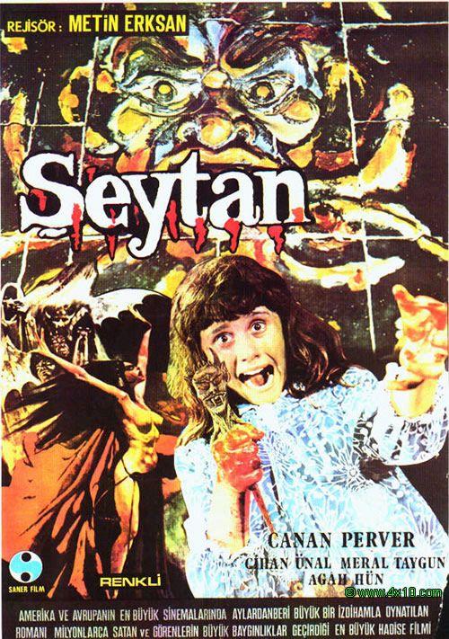 <strong>Şeytan (1974)</strong><br><br> 

Amerika ve Avrupanın en büyük sinemalarında aylardan beri büyük bir izdihamla oynatılan, romanı milyonlarca satan ve görenlerin büyük baygınlıklar geçirdiği en büyük hadise filmi gibi reklamsal değeri olan bir ibarenin afişinde yer aldığı yapım, Metin Erksanın Şeytanıydı. Bilindiği üzere Türkiyede korku üzerine pek fazla film üretilmedi. Az olmasına karşın yetkin örneklerin de pek görülemediği korku filmlerinin en akılda kalanıydı Şeytan. The Exorcist filminin dünya çapında getirdiği başarıdan hemen sonra Londra'ya giderek filmi inceleyen Metin Erksan, bu filmi Şeytan adıyla ülkemizde çekti. Cihan Ünal ve Canan Perverin rol aldığı film, makyajları ve replikleriyle çoktan bir kült haline geldi bile.