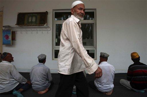 Asya'nın kanayan yarası doğu türkistan'da Uygurlar Çin asker ve polislerinin kuşatma ve gövde gösterisi altında yaşantılarını sürdürmeye çalışııyor