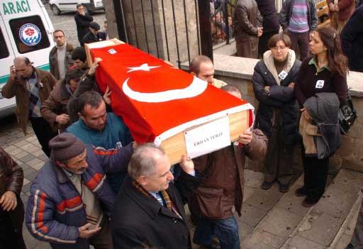 Gümüşhane'nin Zigana Dağı bölgesinde çığ düşmesi sonucu hayatını kaybeden 10 kişi son yolculuğuna uğurlandı. Trabzon Valiliği önündeki törende acı, gözyaşı ve hüzün vardı.