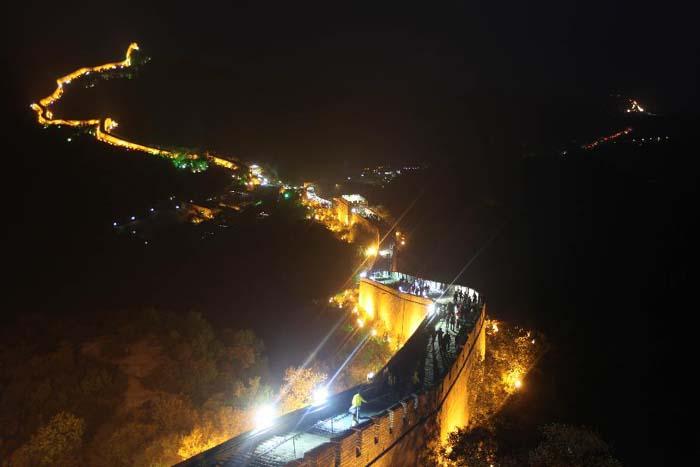 Çin'deki Ulusal Tatil Günü'nde önceki akşam Çin Seddi'ne ziyaretçi akını oldu.. Muhteşem yapının gece manzarası büyüledi. (HABER 7)