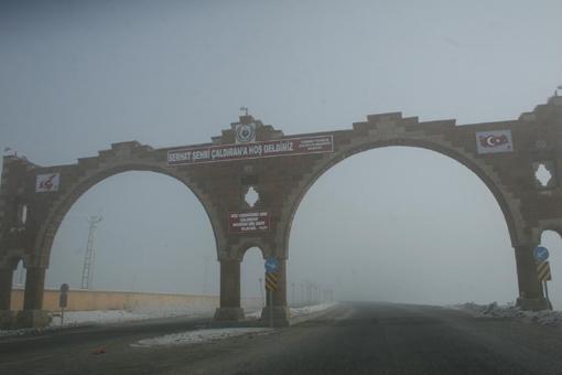 Yoğun sis ve aşırı ayaz nedeniyle bütün ağaçların beyaza süründüğü ilçede günlük yaşamda da büyük sıkıntılar yaşanıyor. Bu yıl fazla kar yağmadığı halde ilçede her yıl aynı manzaraları yaşadıklarını belirten vatandaşlar, hayat şartlarının kendilerini olumsuz etkilediğini söyledi.