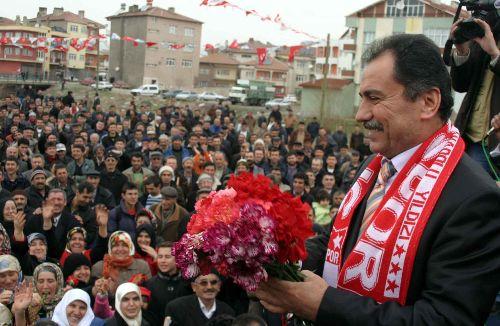 Türkiye'nin her köşesinde seçime katıldıklarını, teşkilatları olmasına rağmen sadece Diyarbakır'da bilinçli olarak seçime katılmadıklarını belirten Muhsin Yazıcıoğlu nedenini açıkladı
