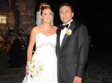 <p><strong>CEYDA DÜVENCİ - ENGİN AKGÜN<br /><br /></strong>Oyuncu Ceyda Düvenci 2008 yılında işadamı Engin Akgün ile nikah masasına oturdu. Esma Sultan Yalısı'nda gerçekleştirilen düğün <span style="border-bottom: #ff0000 3px double; line-height: 1.7; color: #ff0000; cursor: hand; font-weight: bold;">uzun</span> süre konulşuldu.</p>