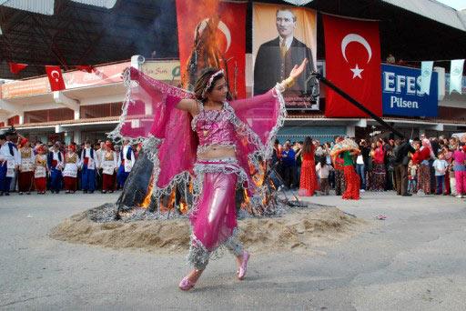 Romanların bayramı olarak bilinen Kakava Şenlikleri, Edirne'nin tarihi Sarayiçi bölgesinde, alevlerin yükselmesiyle ateşin etrafında gösteriler başladı.