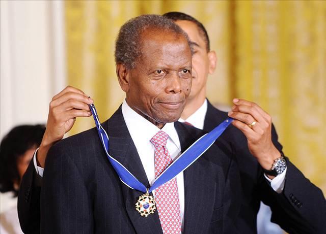 Oscar kazanan ilk siyah aktör 82 yaşındaki Sidney Poitier