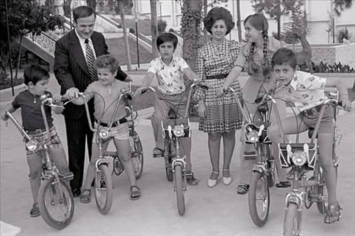 Esat ailesinin birarada çekilen az sayıdaki fotoğraflarından birinde baba Hafız ile anne Anisa ve çocuklar birarada görülüyor. Bugün devlet başkanı olan Beşar Esat, 1974 tarihli bu fotoğraf karesinde 9 yaşında bisiklete binerken görülüyor.