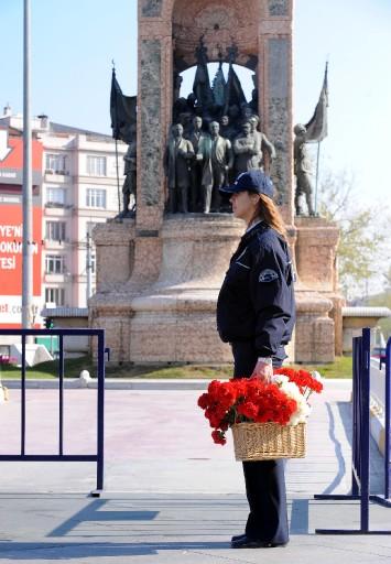 Taksim meydanına araç girmediği için mağdur kalan turistler ellerinde valizlerle meydandan çıkış aradılar