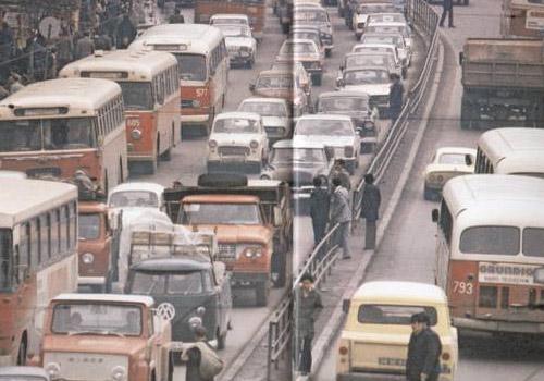 1976 yılının İstanbul'unda Beyazıt'taki trafik çilesi...