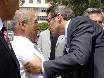 Bakan Kürşad Tüzmen, Adana Büyükşehir Belediye Başkanı AK Parti'li Aytaç Durak'ın 15 yıldan bu yana uyguladığı erkek erkeğe öpüşme yasağını' böyle deldi.