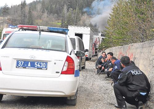 Kastamonu'da Başbakan'ın konvoyunu koruyan polis ekibine saldırının detayları netleşiyor. Saldırıyı gerçekleştirenlerin zırh delici çelik uçlu mermi kullandıkları belirlendi.