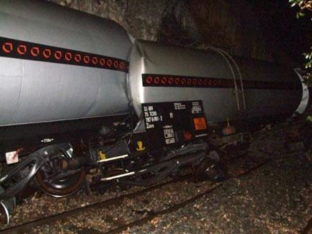 Bilecik Garı'na 2 kilometre mesafede meydana gelen kazada akaryakıt tankı taşıyan yük treni, arıza nedeniyle duran kömür yüklü trene çarptı.