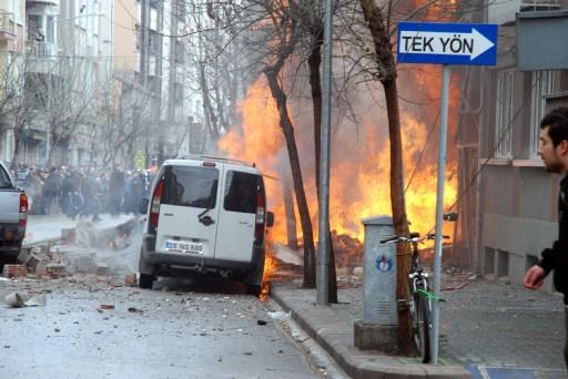 skişehir'de parfümeri dükkanında patlama meydan geldi. Ana cadde üzerindeki dükkan yerle bir oluken olay yeri savaş alanına döndü