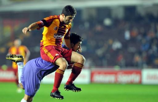 Karşılaşmanın ilk yarısını, Galatasaray atağının başladığı anda bitiren hakem Süleyman Abay, Sabri'nin tepkisine neden oldu.