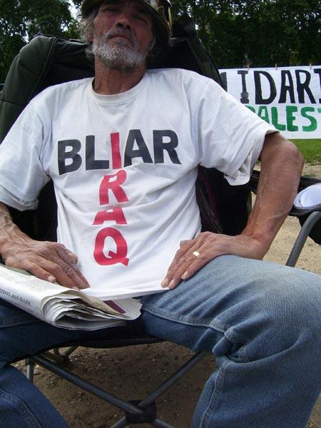 İngiliz Hükümeti'nin baş edemediği protestocu Brian Haw çadırın yanına diktiği Filistin ve Irak bayraklarıyla kendi deyimiyle diktatörlüğe karşı mücadele ediyor.