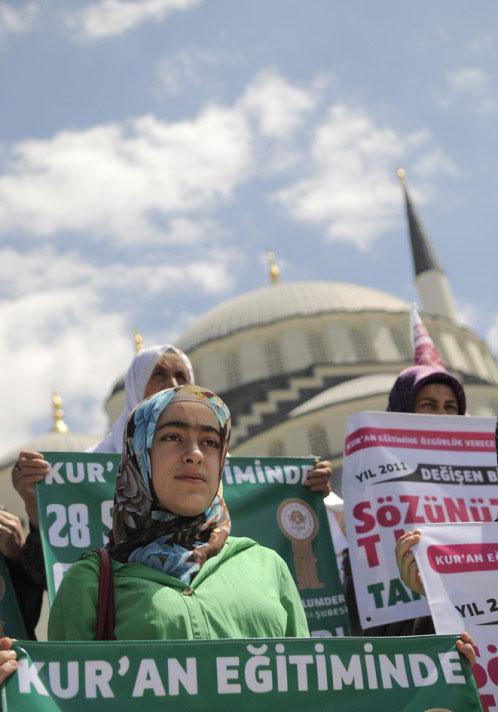 <p>Başkentte, İnsan Hakları ve Mazlumlar için Dayanışma Derneği (MAZLUMDER) üyeleri, yaz Kur'an kurslarında 12 yaş sınırlamasını protesto etti. <br/><br/>
Kocatepe Cami avlusunda, aralarında MAZLUMDER Genel Başkanı Ahmet Faruk Ünsal'ın da bulunduğu bir grup, Kocatepe Camisi'nde bir araya geldi. ''28 Şubat güllesi devam ediyor'', ''İlk dersimiz Kuran'' gibi yazılı dövizler taşıyan grup, temsili olarak 12 yaşından küçük çocuklara Kur'an eğitimi verdi.
<br/>
<br/>
Cami avlusunda, sergi üzerine kurulan rahlelere alınan çocuklara, yazı tahtasında Kur'an harfleri tanıtıldıktan sonra, basın açıklaması yapıldı.
<br/>
<br/>
MAZLUMDER Genel Başkanı Ünsal, yaptığı basın açıklamasında, 28 Şubat iradesinin, Türkiye Cumhuriyeti'nin, bu topraklarda yaşayan insanların alnına kara bir leke olarak sürdüğünü, o dönemde Kur'an eğitimiyle ilgili yaş sınırı getirildiğini belirtti.