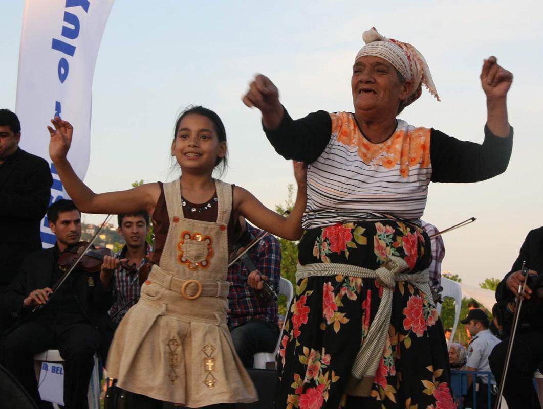 Kocaeli Büyükşehir Belediyesi 4-6 mayıs tarihleri arasında düzenleyeceği Roman Festivalinde birbirinden ilginç etkinliklere sahne olacak. Festivalde yapılacak güzellik yarışmasının ön elemeleri, Seka Park içerisinde yer alan uçurma tepesinde yapıldı.