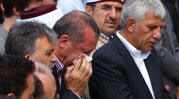 Mehmet Görmez'in namazın ardından yaptığı konuşma sırasında helallik isterken, Başbakan Erdoğan gözyaşlarını tutamadı.