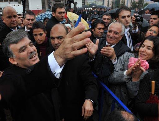 Cumhurbaşkanı Abdullah Gül, Tunceli'de coşkuyla karşılandı. Vatandaşlarla sohbet eden ve tek tek hal hatır sorarak kucaklaşan Gül, 'Sen hoşgeldin Sayın Cumhurbaşkanım, başımızın üstünde yerin var'' yazılı dövizlerle karşılandı.