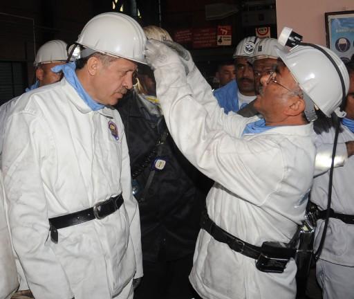 Başbakan Erdoğan bir ilki gerçekleştirdi, 564 metre yerin dibine indi. Darbeli kırıcı kullanarak kömür çıkaran Başbakan, burada işçilerle beraber 'Kömeç' yedi.