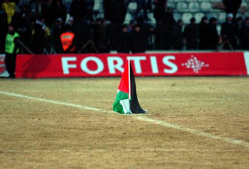 Sivasspor'un yarı finale yükseldiği maçın sonunda kırmızı-beyazlı takmımın futbolcularından İbrahim Dağaşan orta sahaya Filistin bayrağı dikti.