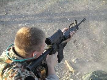 DANİMARKA
Zorunlu askerlik sistemi uygulanmaktadır. Hizmet süresi görev alınan kuvvet ve rütbeye göre 3 ay ile 14 ay arasında değişmektedir (Ortalama süre 9 aydır). 1917 yılında
vicdani retçilik kabul edilmiştir. Bu statüyü tanıyan ilk Avrupa ülkesidir. Alternatif hizmet süreleri 3 aydan 14 aya kadar değişmektedir (Ortalama süre 9 aydır).
2004 yılında hükümet ve muhalefet partileri orduda belirli reformları içeren Danimarka Savunma Anlaşması 2005-2009 üzerinde uzlaşmaya varmışlardır. Bu anlaşmaya göre, zorunlu askerlik sisteminin bundan sonrada devam ettirilmesine karar verilmiştir. Ancak, hizmet süresinin önemli oranda düşürülerek 4 aya indirilmesi planlanmaktadır.