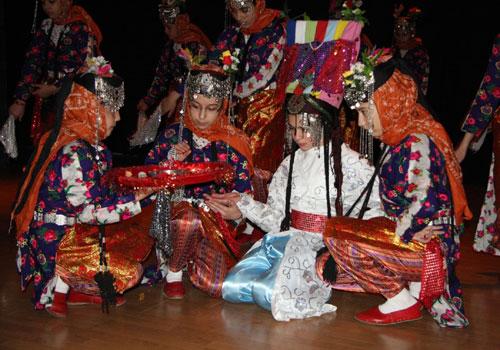 İhlas Koleji geleneksel çocuk festivalinin beşincisini yurtdışı ve yurtiçinden misafir ettiği folklor gruplarıyla kutlamaya devam ediyor.