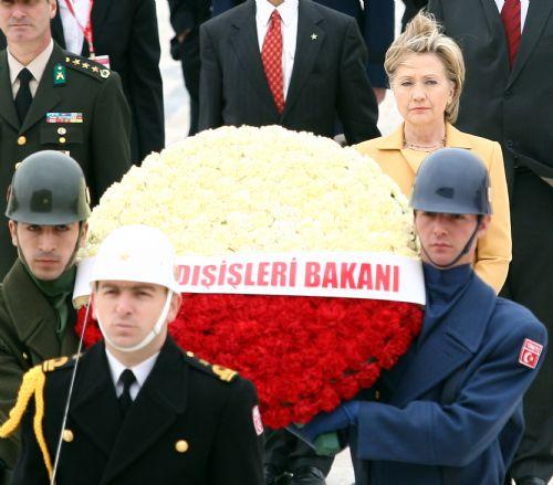 ABD Dışişleri Bakanı Hillary Clinton, eşinin Başbakan olduğu yıllardaki resmi ziyaretinden yıllar sonra bu kez bakan sıfatıyla resmi bir ziyaret için Ankara'yı ziyaret etti.