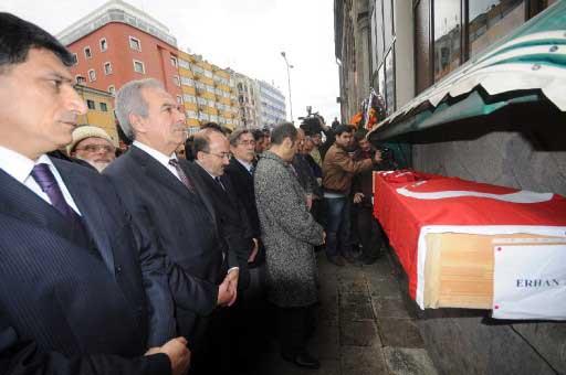 Gümüşhane'nin Zigana Dağı bölgesinde çığ düşmesi sonucu hayatını kaybeden 10 kişi son yolculuğuna uğurlandı. Trabzon Valiliği önündeki törende acı, gözyaşı ve hüzün vardı.