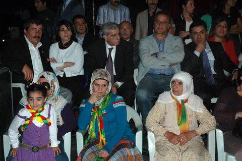 Kendilerine "barış grubu" diyen 34 PKK'lıyı karşılamak için Diyarbakır'da dün akşam onbinlercu kişinin katıldığı bir miting düzenlendi. Grubun alana girişi sırasında sloganlar atıldı, meşaleler yakıldı.