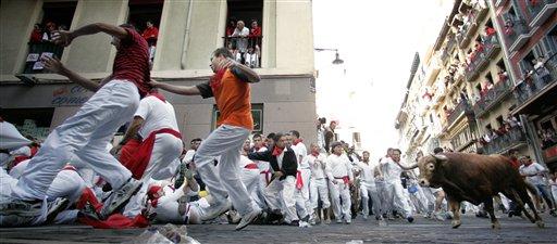 İspanyol basınına göre, geleneksel San Fermin festivali kapsamında Perşembe günü yapılan koşuda, sürüden ayrılan bir boğanın saldırısına uğrayarak, boynundan ve akciğerlerinden boynuz darbeleriyle yaralanan, kimliği henüz tespit edilemeyen bir kişi öldü.