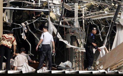 Başkent Cakarta'da iki büyük otelde eş zamanlı patlamalar meydana geldi. Paklamamış bombalar bulundu.