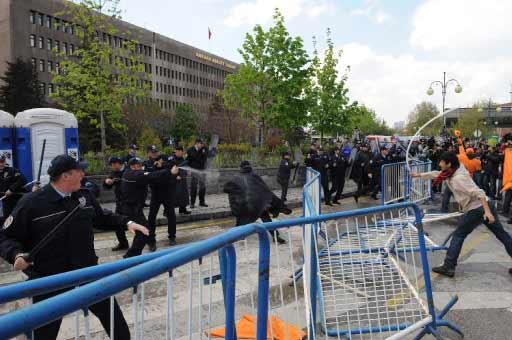 Ankara'daki 1 Mayıs kutlamalarının yapılacağı Sıhhiye Meydanı'na girişlerdeki arama noktasında polis ile göstericiler arasında arbede çıktı. Polis olayları yatıştırmak için havaya ateş açtı.
