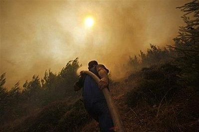 Yunanistan'ın başkenti Atina yakınlarındaki orman yangını söndürülemiyor. Binlerce kişi bölgeyi terk etti. Bölgede can pazarı yaşanırken yangın uzaydan çekilen fotoğraflarda bile görülüyor.