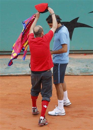 Tenis tarihinin en başarılı oyuncularından Roger Federer, kortta tarih yazarken sahaya dalarak taşkınlık yapan bir seyirci de kendi çapında tarih yazdı.