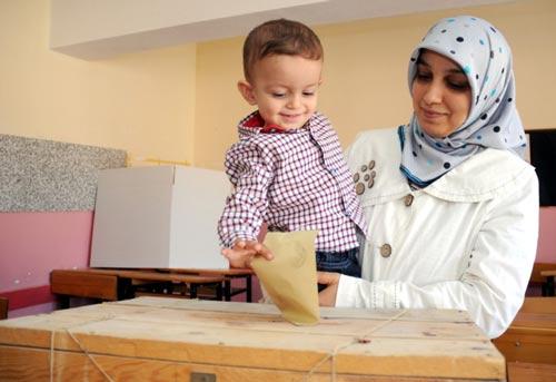 Ceza infaz kurumları ve tutukevinde oy verme saat 08.00'de başlayacak ve Yüksek Seçim Kurulunca başka bir süre belirlenmemiş ise saat 17.00'de sona erecek.