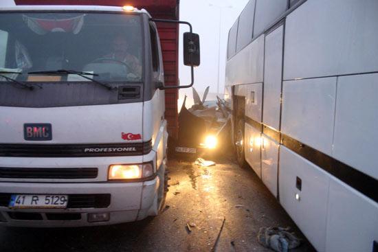 Sakarya'nın Erenler ilçesinden çaldığı otomobille polisten kaçan bir kişi, Kocaeli'nde kırmızı ışıkta bekleyen yolcu otobüsü ile kamyona çarptı. Parçalanan otomobilden yaralı kurtulan oto hırsızı, kaçmaya çalışırken polis tarafından yakalandı.