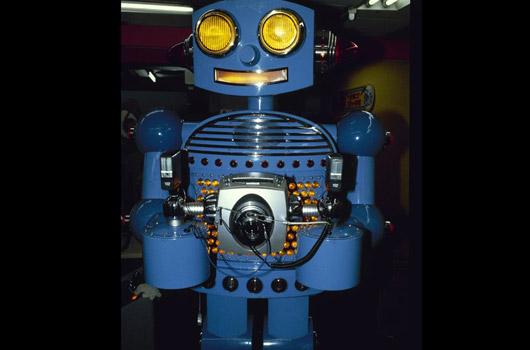 <strong>11. Onun kamerası vardı...</strong><br><br>
1981 -> Geliştirildiği 1981'in teknik olanakları gözönüne alındığında bir robotun geliştirilebilmesi bile hayranlık uyandırırken, bu robot sahip olduğu kamerayla başta üretildiği Japonya olmak üzere tüm dünyayı şaşkınlığa uğratıyordu. İşin daha ilginci bu robotu satın alabiliyor olmanızdı, tabii banka hesabınızda o tarihte 20 bin 600 dolarınız bulunuyorsa...