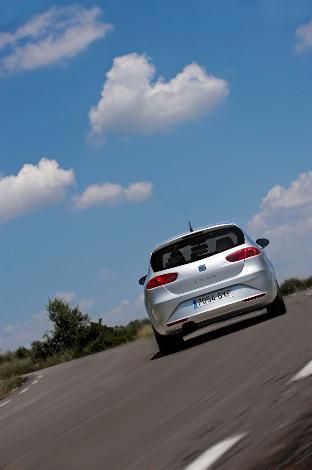 SEAT<br>
SEATın kompakt hatchback segmentindeki temsilcisi Leon, dizel seçeneğini haziran ayına özel 47 bin 500 TL'den başlayan fiyatlarla satışa sunuluyor. Geniş motor yelpazesi, 105-170 beygir arası değişen güç çıkışlarını kapsıyor. <br>
Üç benzinli ve üç dizel motor seçeneğiyle her türlü talebe cevap veren Leon ailesinde, 1.6 litre ve 2.0 litre Common rail dizel versiyonlarında sunulan son teknoloji ürünü DSG çift kavramalı şanzıman seçeneğiyle de, manuel vites kutusuna konforlu ve sportif bir alternatif sağlıyor.