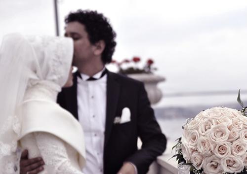 <p>İman etmedikçe putperest kadınlarla evlenmeyin. Beğenseniz bile, putperest bir kadından, imanlı bir câriye kesinlikle daha iyidir. (Bakara-221)</p>